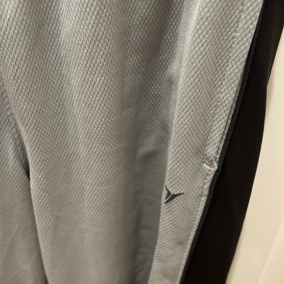 Size large Old Navy, active lightweight performance pants, and light grey - Picture 5 of 8